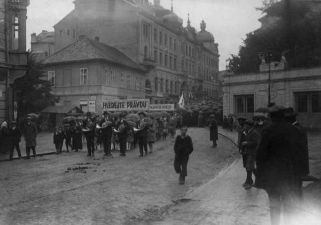 Slavnostní průvod Benešovem - čelo průvodu